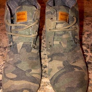 Camo wedge TOMS